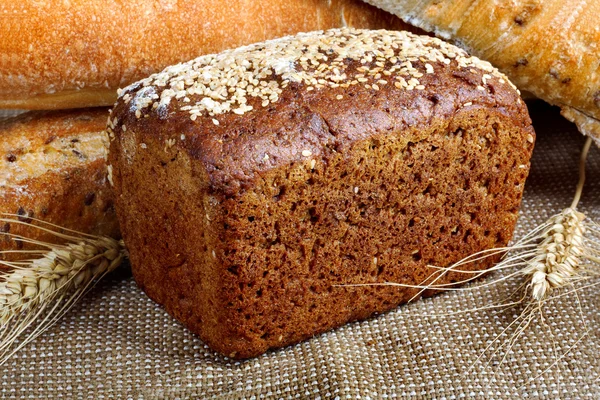 Pane di segale e farina di frumento di macinazione grossolana — Foto Stock