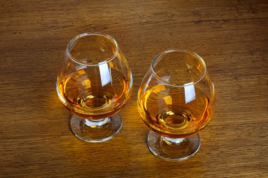 brendi ahşap eski tezgah üstü üzerinde iki kadehler 