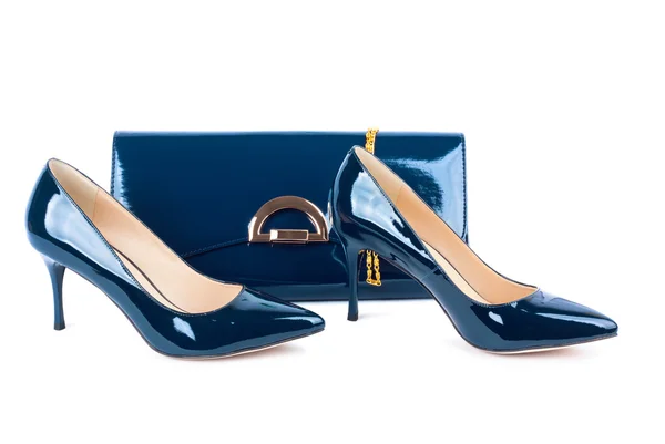 Schöne blaue Schuhe mit Clutches auf weißem isolierten Hintergrund — Stockfoto