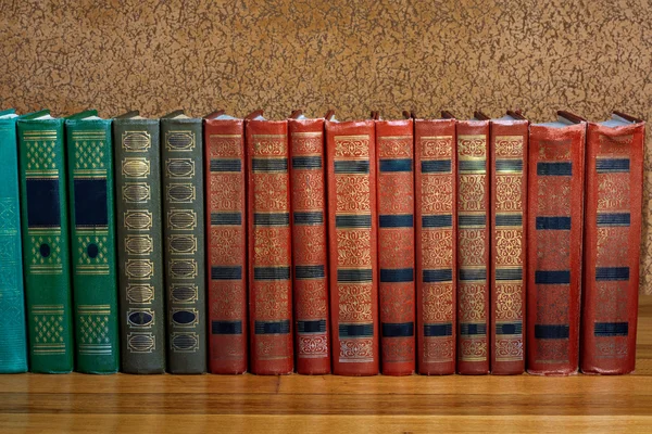 Volumes ricamente decorados de livros com uma inscrição dourada no b — Fotografia de Stock
