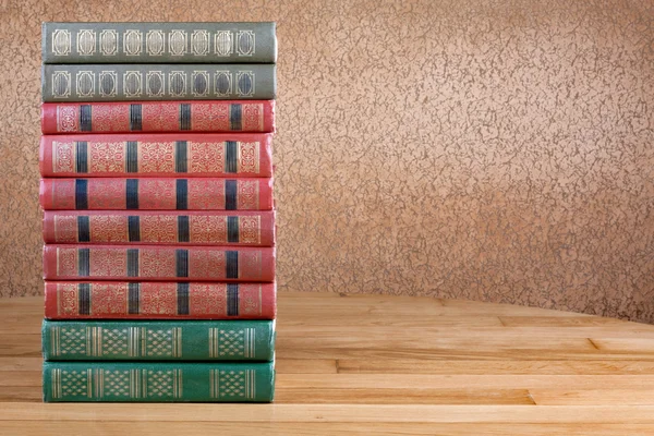 Rikt dekorerade volymer av böcker med ett guld bokstäver på b — Stockfoto