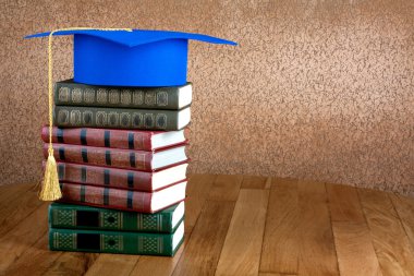 üstünde belgili tanımlık tepe-in yığın kitap soyut arka kolej mezuniyet
