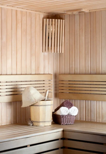 Sauna tradicional de madera para relajarse con cubo de agua y —  Fotos de Stock