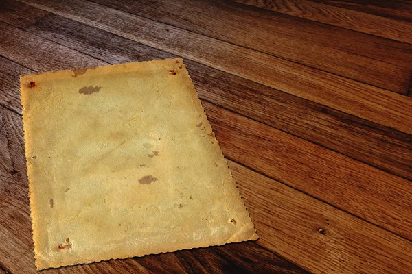 Старые гранж бумажные рамки на древнем деревянном фоне — стоковое фото