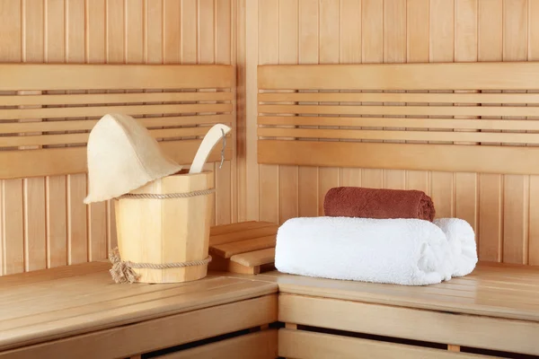 Sauna tradicional de madera para relajarse con cubo de agua —  Fotos de Stock