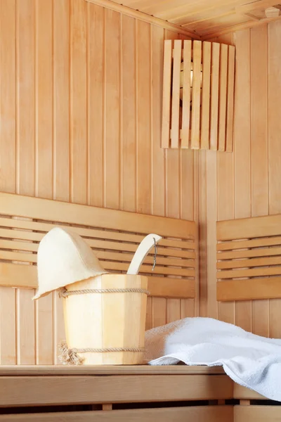 Sauna de madeira tradicional para relaxamento com balde de água — Fotografia de Stock