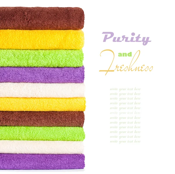 Pila de toallas limpias y frescas aisladas —  Fotos de Stock