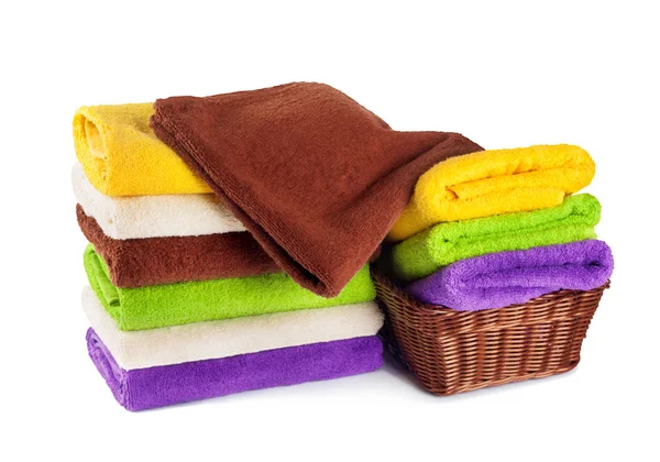 Stos czyste świeże ręczniki na białym tle — Zdjęcie stockowe