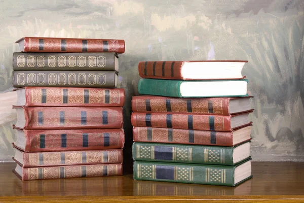 Volumes richement décorés de livres avec lettrage or — Photo