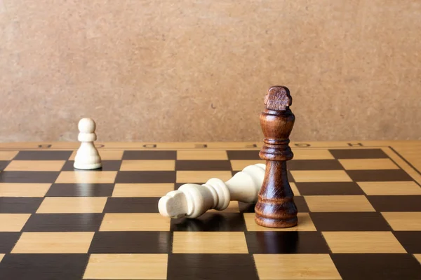 Un roi des échecs dominant un autre — Photo