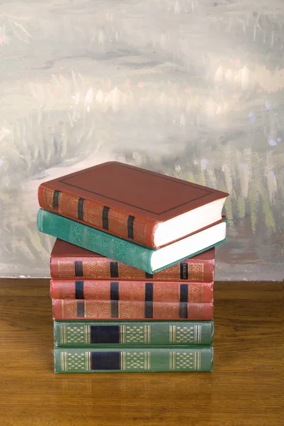 Volumes ricamente decorados de livros com letras douradas — Fotografia de Stock