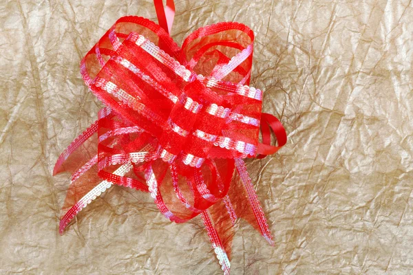 Beautiful red bow for gift decoration on abstract gold backgroun — Stock Photo, Image