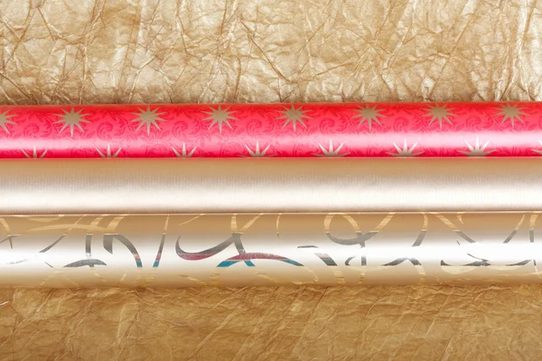 Rouleaux de papier d'emballage multicolore pour cadeaux sur fond — Photo