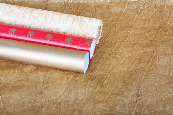 Rouleaux de papier d'emballage multicolore avec banderole pour cadeaux sur — Photo