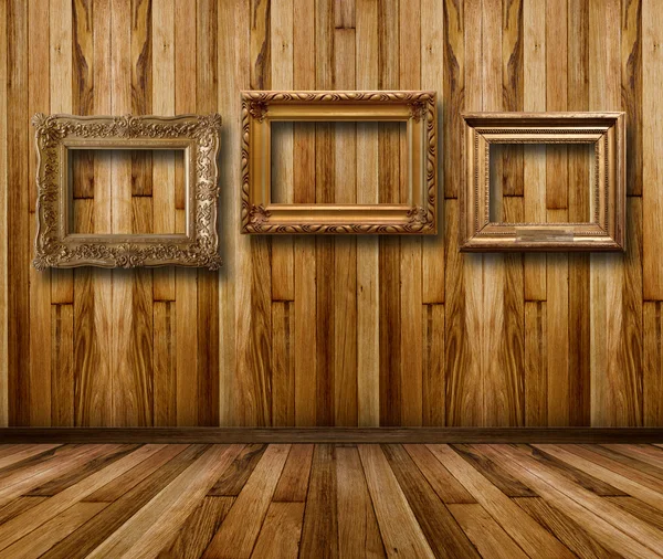 Habitación interior de madera con marcos de madera dorada — Foto de Stock