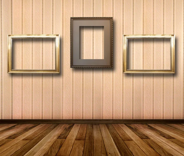 Interior de la habitación con papel pintado a rayas y marcos de madera dorada —  Fotos de Stock