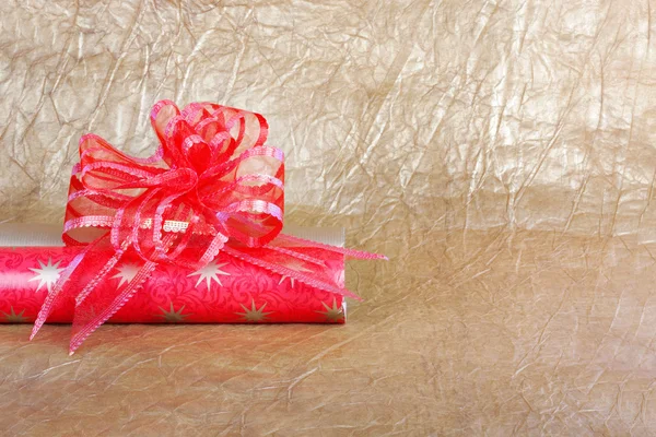 Beautiful red bow for gift decoration on  gold background. — Stock Photo, Image