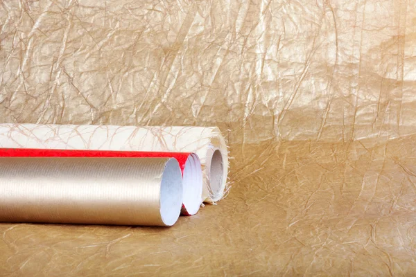 Rouleaux de papier d'emballage multicolore pour cadeaux — Photo