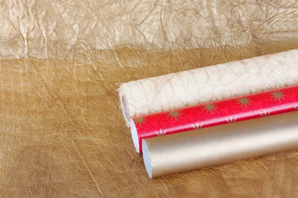 Rouleaux de papier d'emballage multicolore pour cadeaux sur l'or abstrait — Photo