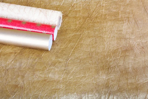 Рулони різнокольорового обгорткового паперу зі стрічкою для подарунків на — стокове фото