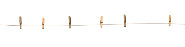 Eski ahşap clothespins izole bir ip üzerinde