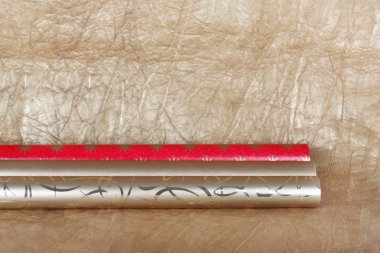 Hediyeler için çok renkli ambalaj kağıt ve rulo  