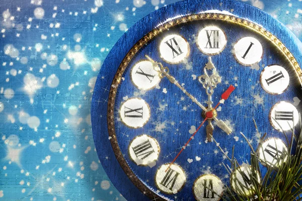 Snow-covered clock on  blue background — Stock Photo, Image