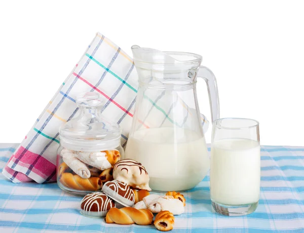 Frische Milch und leckere Plätzchen auf blauer Tischdecke — Stockfoto