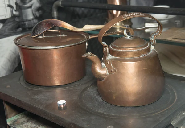 Медный чайник и сковородка — стоковое фото