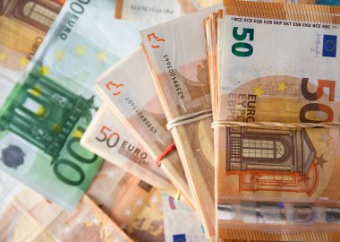 Yığınla Euro para birimi finansmanı.