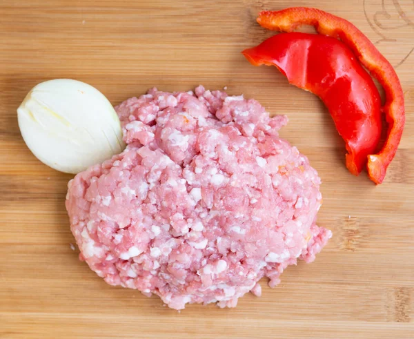 Frisches Schweinehack Zwiebeln Und Roter Paprika — Stockfoto