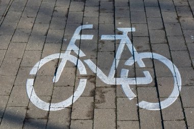 Yolda bisiklet işareti çizilmiş..