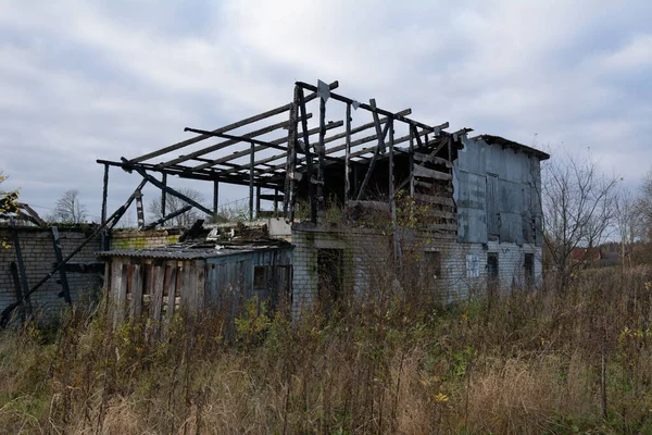 Brinnande Hus Fältet — Stockfoto