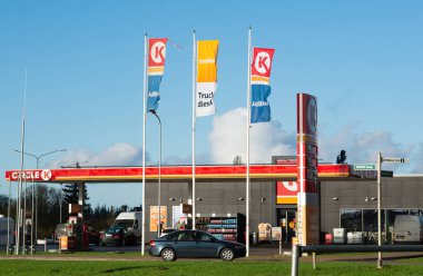 Letonya, 03 Kasım 2020. Benzin ve dizel yakıt istasyonu K Çemberi. .