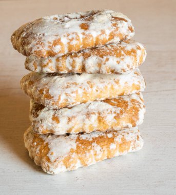 Taze kurabiyeleri şeker tozuyla istifleyin.