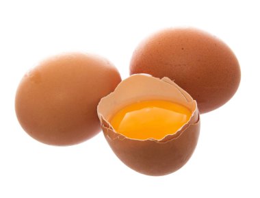 Kahverengi yumurtalar ve kırık bir yumurta beyaza izole edilmiş..