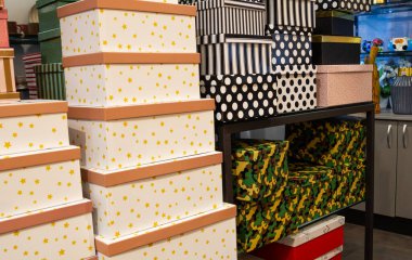 Mağazada çeşitli karton kutular.