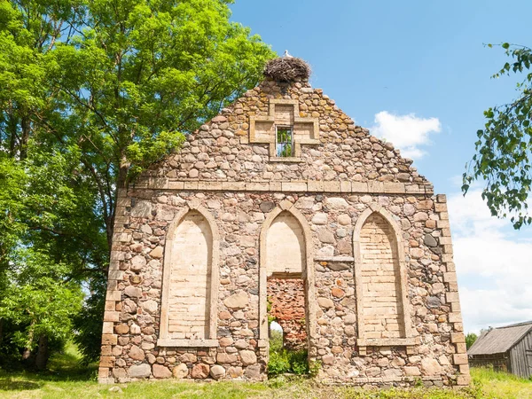 Alte Kirchenruine Und Storchennest Auf Dach — Stockfoto