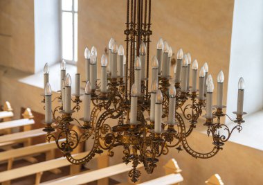 Tavanda antika bir avize asılı. .