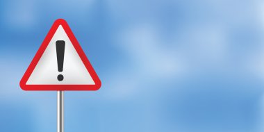 Uyarı trafik işareti mavi gökyüzü