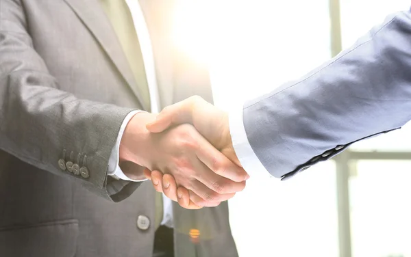 Geschäftlicher Händedruck. Zwei Geschäftsleute beim Händeschütteln im Büro. — Stockfoto