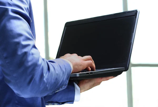 Homem de negócios usando laptop no escritório — Fotografia de Stock