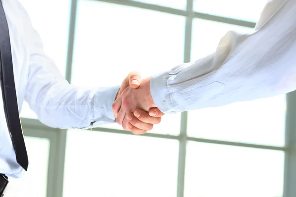 Handshake obchodních partnerů po podpisu smlouvy slibně — Stock fotografie