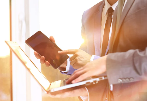 Geschäftsleute arbeiten mit digitalem Tablet und Laptop — Stockfoto