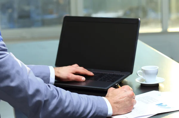 Homme d'affaires travaillant dans le bureau — Photo