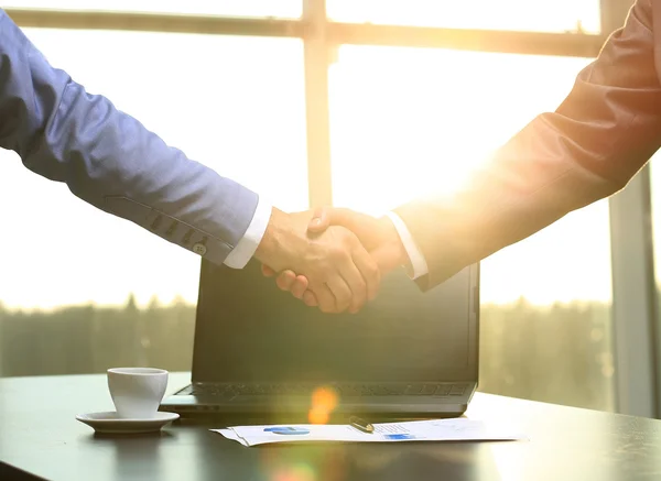 Obchodní handshake. Ráno v kanceláři — Stock fotografie