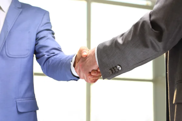 Handschlag von Geschäftspartnern nach Unterzeichnung vielversprechenden Vertrages — Stockfoto