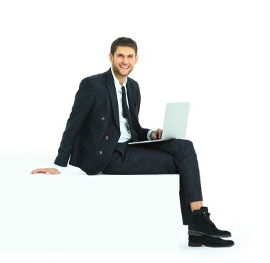 Beyaz modern iskemlede bir yakışıklı genç iş adamı yan görünüm