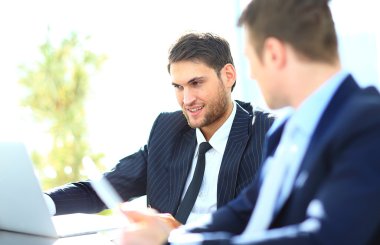 iki işadamı görevleri Office masada oturan tartışıyor.