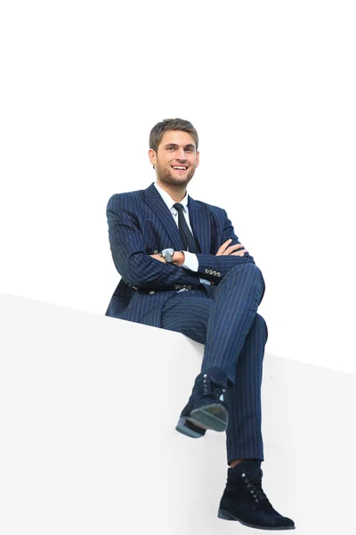 Csinos fiatal üzletember ül egy fehér felső — Stock Fotó